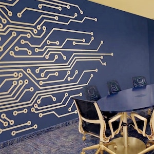 Puede incluir: Una moderna sala de conferencias con una pared azul con un dise&ntilde;o de placa de circuito en beige. Una mesa redonda azul y sillas negras con patas doradas est&aacute;n en el centro. El suelo tiene un patr&oacute;n azul y gris.