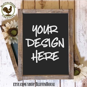 Puede incluir: Una pizarra enmarcada en madera r&uacute;stica con el texto "YOUR DESIGN HERE" escrito con tiza blanca. La pizarra est&aacute; sobre una superficie de madera blanca.