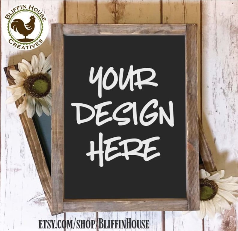 Puede incluir: Una pizarra enmarcada en madera r&uacute;stica con el texto "YOUR DESIGN HERE" escrito con tiza blanca. La pizarra est&aacute; sobre una superficie de madera blanca.