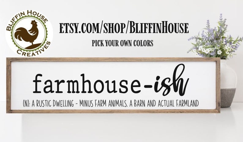 以下が含まれることがあります： 「farmhouse-ish (N): A rustic dwelling - minus farm animals, a barn and actual farmland」と黒文字で書かれた白いファームハウススタイルの看板です。
