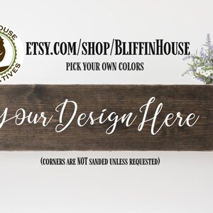 Puede incluir: Un letrero de madera con el texto "Your Design Here" en letras blancas en cursiva. El letrero es de color marr&oacute;n oscuro y tiene un aspecto r&uacute;stico. El texto "CORNERS ARE NOT SANDED UNLESS REQUESTED" est&aacute; impreso en blanco debajo del texto principal.