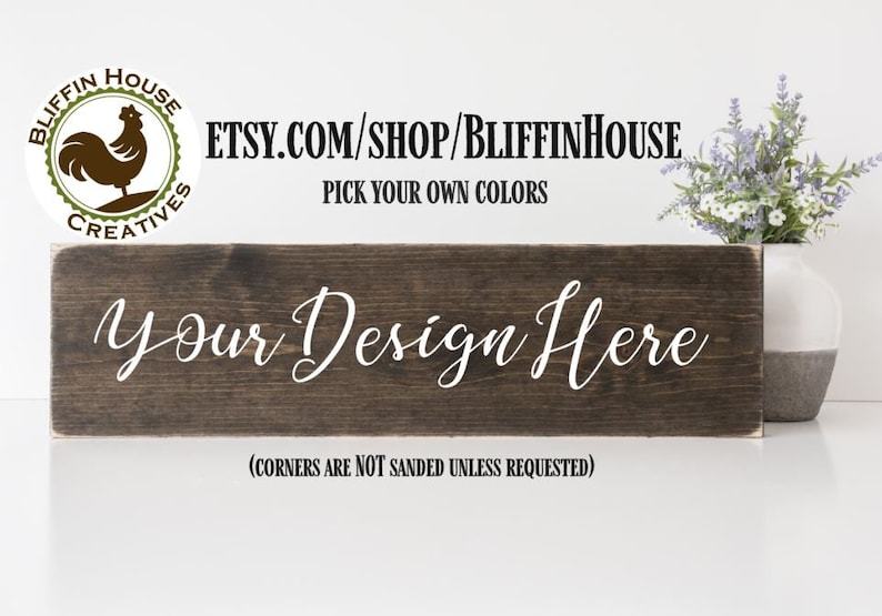 Puede incluir: Un letrero de madera con el texto "Your Design Here" en letras blancas en cursiva. El letrero es de color marr&oacute;n oscuro y tiene un aspecto r&uacute;stico. El texto "CORNERS ARE NOT SANDED UNLESS REQUESTED" est&aacute; impreso en blanco debajo del texto principal.