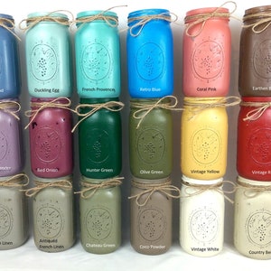 K&ouml;nnte beinhalten: Eine Sammlung von 18 Einmachgl&auml;sern, die in verschiedenen Farben bemalt sind, darunter Wedgewood, Duckling Egg, French Provence, Retro Blue, Coral Pink, Earthen Brown, Lilac Lavender, Red Onion, Hunter Green, Olive Green, Vintage Yellow, Vintage Red, French Linen, Antiqued French Linen, Chateau Green, Coco Powder, Vintage White und Country Beige.