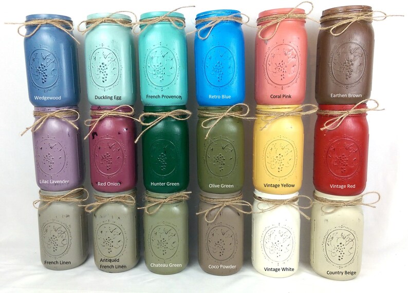 K&ouml;nnte beinhalten: Eine Sammlung von 18 Einmachgl&auml;sern, die in verschiedenen Farben bemalt sind, darunter Wedgewood, Duckling Egg, French Provence, Retro Blue, Coral Pink, Earthen Brown, Lilac Lavender, Red Onion, Hunter Green, Olive Green, Vintage Yellow, Vintage Red, French Linen, Antiqued French Linen, Chateau Green, Coco Powder, Vintage White und Country Beige.