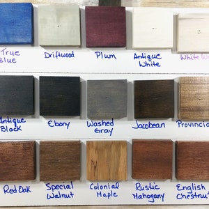 K&ouml;nnte beinhalten: Eine Farbkarte mit 15 verschiedenen Holzbeizfarben. Die Farben sind in drei Reihen mit jeweils f&uuml;nf Farben angeordnet. Die Farben sind: True Blue, Driftwood, Plum, Antique White, White Wash, Antique Black, Ebony, Washed Gray, Jacobean, Provincial, Red Oak, Special Walnut, Colonial Maple, Rustic Mahogany, English Chestnut.