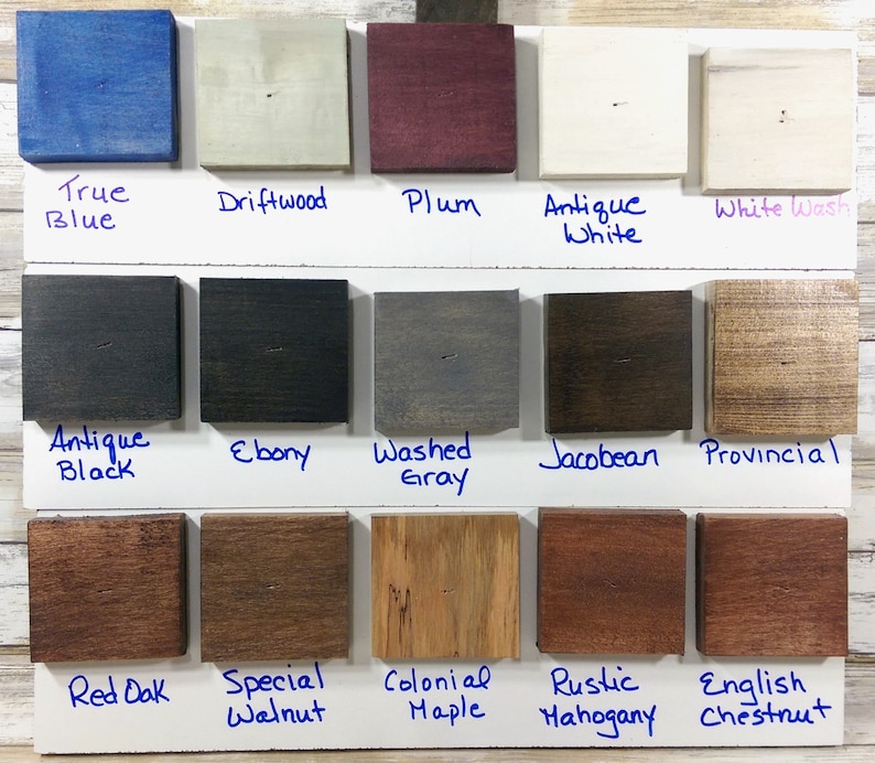 K&ouml;nnte beinhalten: Eine Farbkarte mit 15 verschiedenen Holzbeizfarben. Die Farben sind in drei Reihen mit jeweils f&uuml;nf Farben angeordnet. Die Farben sind: True Blue, Driftwood, Plum, Antique White, White Wash, Antique Black, Ebony, Washed Gray, Jacobean, Provincial, Red Oak, Special Walnut, Colonial Maple, Rustic Mahogany, English Chestnut.