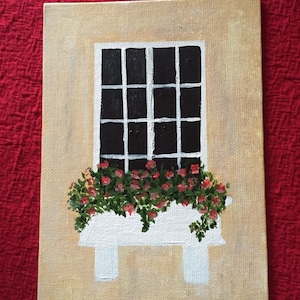 Puede incluir: Una pintura de una ventana con una caja de ventana blanca llena de flores rojas y enredaderas verdes. La ventana está pintada de negro con moldura blanca y está ubicada contra una pared de color amarillo claro.
