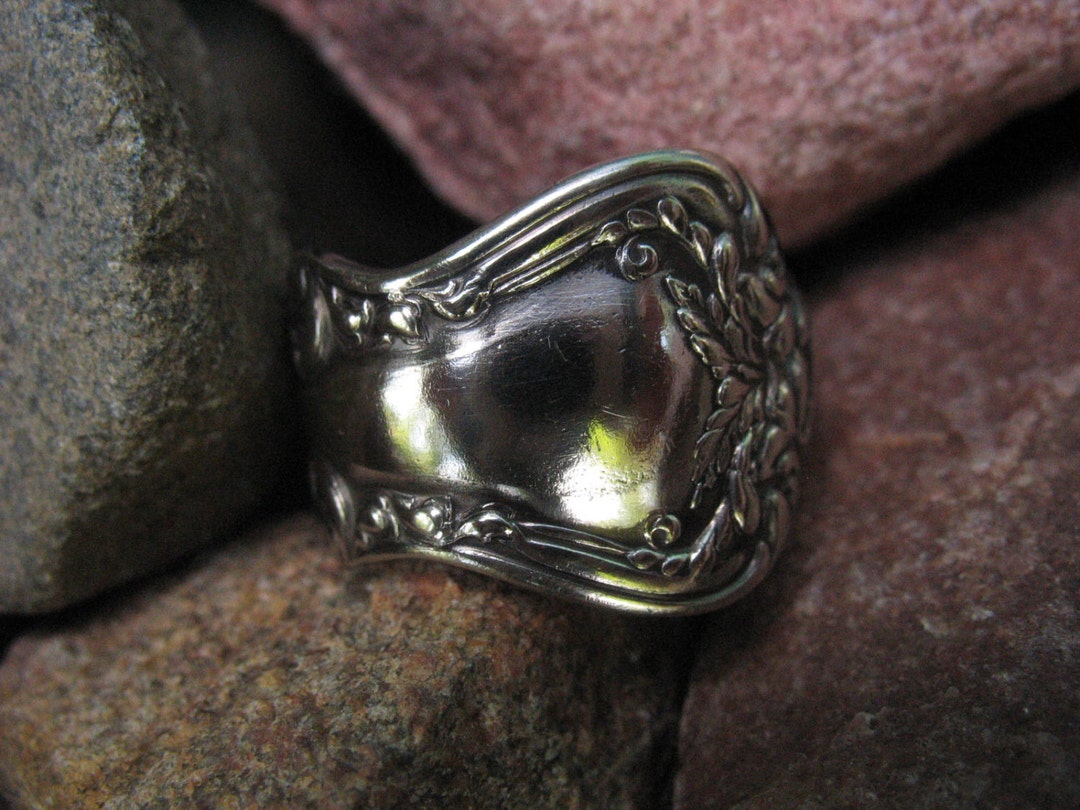 Anillo de cuchara antiguo con hoja floral y borde festoneado occidental