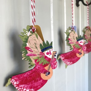 Lustiger Engel als Baumschmuck aus Holz