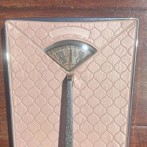 Balanza doméstica Zero Rite rosa estilo MCM vintage, estilo retro de los años 50.