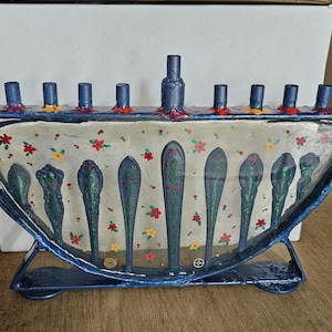 Menorah bleue faite main. Menorah en métal soudé, argenterie et résine. Hanoucca. La menorah de Hanoucca. La menorah de &#39;Hanoucca.  #ME-012