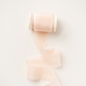 Seidenband in Blush rosa - Seide ausgefranster Rand Band mit Spule, Hochzeit Brautstrauß Band, Hochzeitseinladung Seidenband