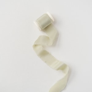 Salbei grünes Seidenband - Seidenfransenband mit Spule, Hochzeit Brautstraußband, Hochzeitseinladung Seidenband