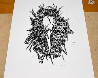 Corvo, teschio di corvo in erba Stampa artistica su linocut fatta a mano