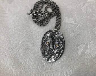Colar com pingente cabochão de amor de leão prateado