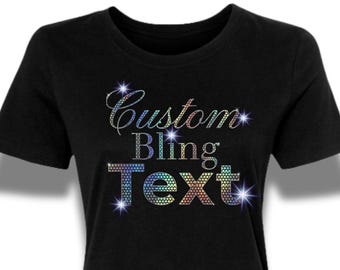Camiseta personalizada com texto brilhante: nome da equipe em letras de lantejoulas reluzentes em fonte brilhante. Personalize sua frase com um design holográfico.