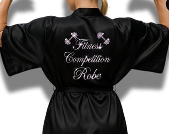 Spersonalizowany, błyszczący satynowy szlafrok dla zawodnika fitness, spersonalizowane błyszczące logo, spersonalizowany glamour na występy sceniczne