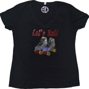 Puede incluir: Camiseta negra de cuello en V con el texto "Let's Roll" en pedrer&iacute;a roja y un par de patines en pedrer&iacute;a azul y plateada.