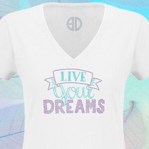 Chemise Live Your Dream - T-shirt festival pour femmes et ados - Lettrage scintillant, style bohème, cadeau parfait, chemise à col en V, paillettes holographiques