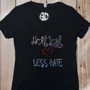 Regata More Love Less Hate – Camisa de lantejoulas holográficas para mulheres, camiseta com mensagem positiva e brilhante, presente casual, estilo boho para festivais.