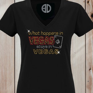 Camiseta con lentejuelas brillantes "What Happens in Vegas" para mujer: camiseta de fiesta con lentejuelas brillantes, atuendo brillante para un viaje a Las Vegas, top divertido hecho a mano con lentejuelas y camiseta sin mangas brillante.