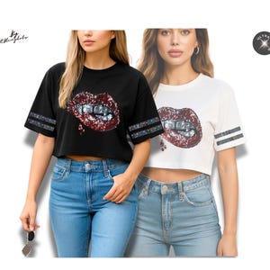 Könnte beinhalten: Schwarze und weiße Crop-Tops mit Pailletten-Lippen-Design. Das schwarze Top hat gestreifte Ärmel und das weiße Top hat gestreifte Ärmel. Beide Tops werden mit blauen Jeans kombiniert. Der Text "by @blingbaby" ist enthalten.