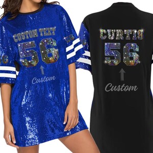 Puede incluir: Un vestido de jersey azul con lentejuelas y rayas blancas en las mangas. El vestido tiene un gran n&uacute;mero "56" y el texto "CUSTOM TEXT" en la parte delantera. La parte posterior del vestido tiene el texto "CURTIS" y el n&uacute;mero "56" en la parte posterior.