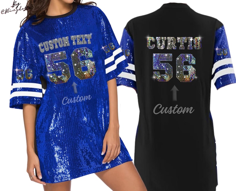 Puede incluir: Un vestido de jersey azul con lentejuelas y rayas blancas en las mangas. El vestido tiene un gran n&uacute;mero "56" y el texto "CUSTOM TEXT" en la parte delantera. La parte posterior del vestido tiene el texto "CURTIS" y el n&uacute;mero "56" en la parte posterior.