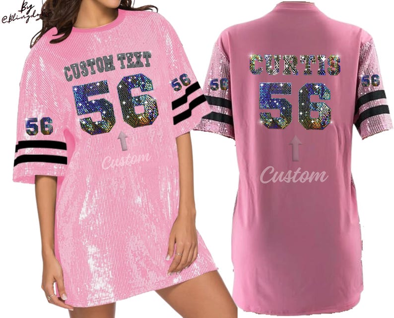 Puede incluir: Vestido de jersey rosa con lentejuelas y rayas negras y blancas en las mangas. La parte delantera del vestido tiene el texto "CUSTOM TEXT" y el n&uacute;mero "56" en pedrer&iacute;a. La parte trasera del vestido tiene el texto "CURTIS" y el n&uacute;mero "56" en pedrer&iacute;a.