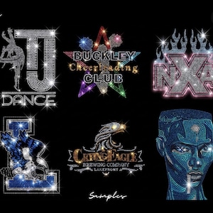 Op de afbeelding: Een verzameling strassontwerpen op een zwarte achtergrond. Ontwerpen omvatten "TJ DANCE", een ster met "BUCKLEY Cheerleading CLUB", "NXA", een adelaar, "Crying Eagle Brewing Company" en een blauw gezicht. "Samples" staat onderaan.