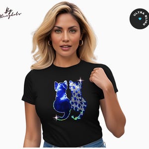 Women&#39;s T-Shirt with Sparkling Sequin Cat Couple Design