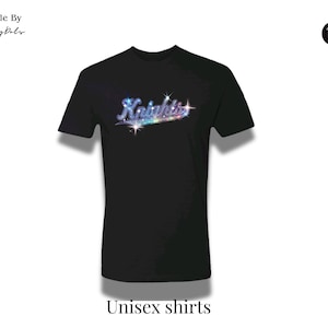 Könnte beinhalten: Ein schwarzes T-Shirt mit kurzen Ärmeln und dem Wort Knights in einer funkelnden, mehrfarbigen Strass-Schrift auf der Brust. Das Design enthält sternförmige Akzente und ein kreisförmiges Ultra Bling-Logo in der oberen rechten Ecke.