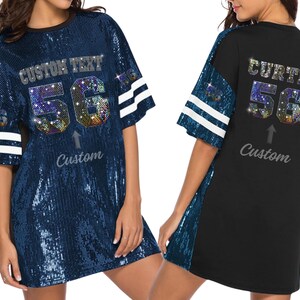 Puede incluir: Un vestido de jersey de lentejuelas azul y negro con rayas blancas en las mangas. La parte delantera del vestido tiene el texto "CUSTOM TEXT" y el n&uacute;mero "56" en pedrer&iacute;a. La parte trasera del vestido tiene el texto "CUSTOM" y el n&uacute;mero "56" en pedrer&iacute;a.