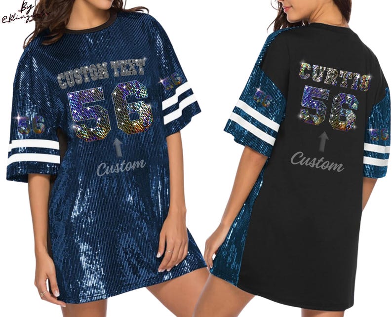 Puede incluir: Un vestido de jersey de lentejuelas azul y negro con rayas blancas en las mangas. La parte delantera del vestido tiene el texto "CUSTOM TEXT" y el n&uacute;mero "56" en pedrer&iacute;a. La parte trasera del vestido tiene el texto "CUSTOM" y el n&uacute;mero "56" en pedrer&iacute;a.