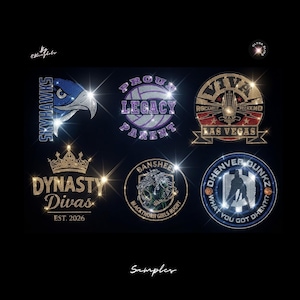 Peut inclure: Un ensemble de six transferts thermocollants en strass présentant divers motifs : un aigle bleu avec le texte SKYHAWKS, un ballon de volley violet avec PROUD LEGACY PARENT, un emblème doré Viva Las Vegas, une couronne dorée avec DYNASTY DIVAS EST. 2026, un logo BANSHEE BLACKTHORN GIRLS RUGBY et un emblème bleu DHENVER DUNKZ.