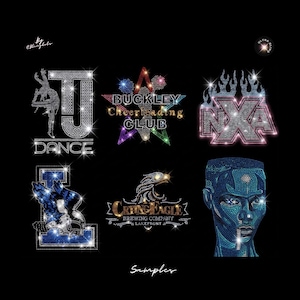 Peut inclure: Une collection de six motifs de transfert thermique en strass sur fond noir. Les motifs incluent un danseur avec le texte TJ DANCE, une étoile avec BUCKLEY CHEERLEADING CLUB, les lettres NXA avec des flammes, un aigle bleu sur la lettre L, le logo de Crying Eagle Brewing Company et un portrait de visage bleu.