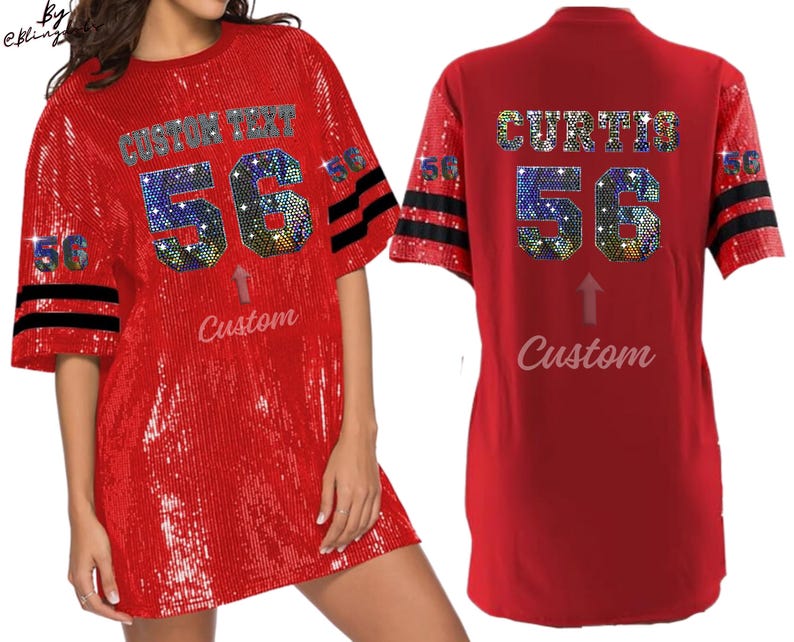 Puede incluir: Jersey de f&uacute;tbol rojo de lentejuelas con rayas negras y blancas en las mangas. El jersey tiene un gran n&uacute;mero "56" con pedrer&iacute;a y el texto "CUSTOM TEXT" encima. La parte posterior del jersey tiene el texto "CURTIS" encima del n&uacute;mero "56".