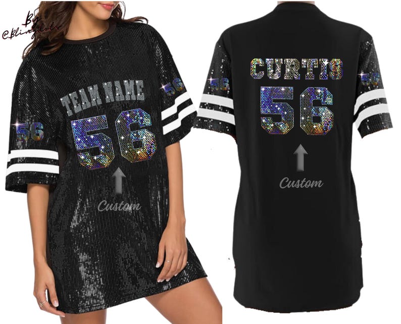 Puede incluir: Vestido de jersey negro con lentejuelas y rayas blancas y plateadas en las mangas. La parte delantera del vestido tiene el texto "TEAM NAME" y el n&uacute;mero "56" en pedrer&iacute;a iridiscente. La parte trasera del vestido tiene el nombre "CURTIS" y el n&uacute;mero "56" en pedrer&iacute;a iridiscente.
