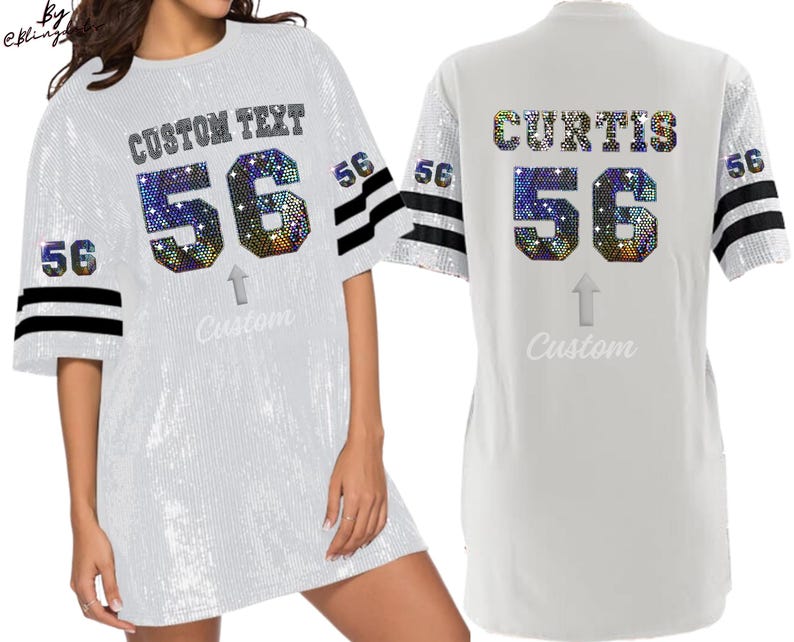 Puede incluir: Vestido de jersey blanco con rayas blancas y negras en las mangas. La parte delantera del vestido tiene el texto "CUSTOM TEXT" y el n&uacute;mero "56" en pedrer&iacute;a iridiscente. La parte trasera del vestido tiene el nombre "CURTIS" y el n&uacute;mero "56" en pedrer&iacute;a iridiscente.