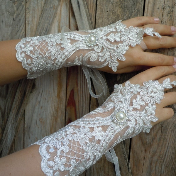 Ivory lace gloves / bridal gloves,french lace gloves ,fingerless, wedding glove,bridal accessories,elegants glove