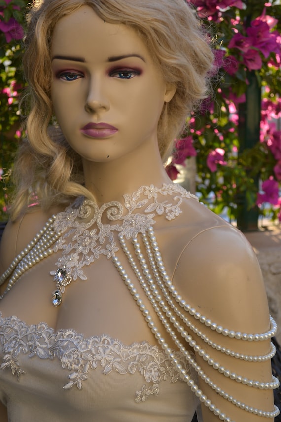 Best Wedding Jewelry for Any Neckline - How to Style a Necklace Your Bridal  Gown