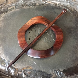 Klassisk vågig sjalnål (rosewood, stickat, virkning, smycken, unikt, handgjort, rättvisemärkt, stängning, accessoar)
