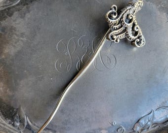 Palillo para chal con forma de pulpo de filigrana (para prendas y accesorios de punto y ganchillo - Latón blanco)