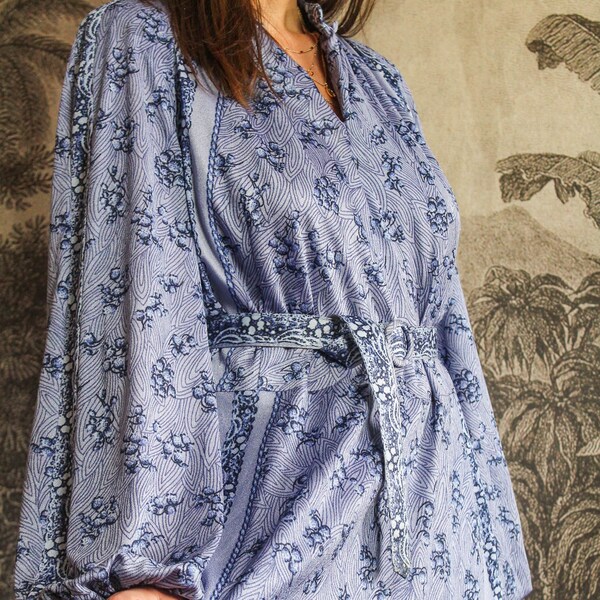 robe seventies imprimée bleue vintage avec manches longues et ceinture, taille moyenne