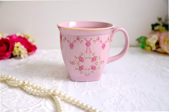 花のガーランドがあしらわれたピンクの磁器マグカップ – 手作業で金箔