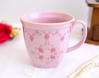 花のガーランドがあしらわれたピンクの磁器マグカップ – 手作業で金箔
