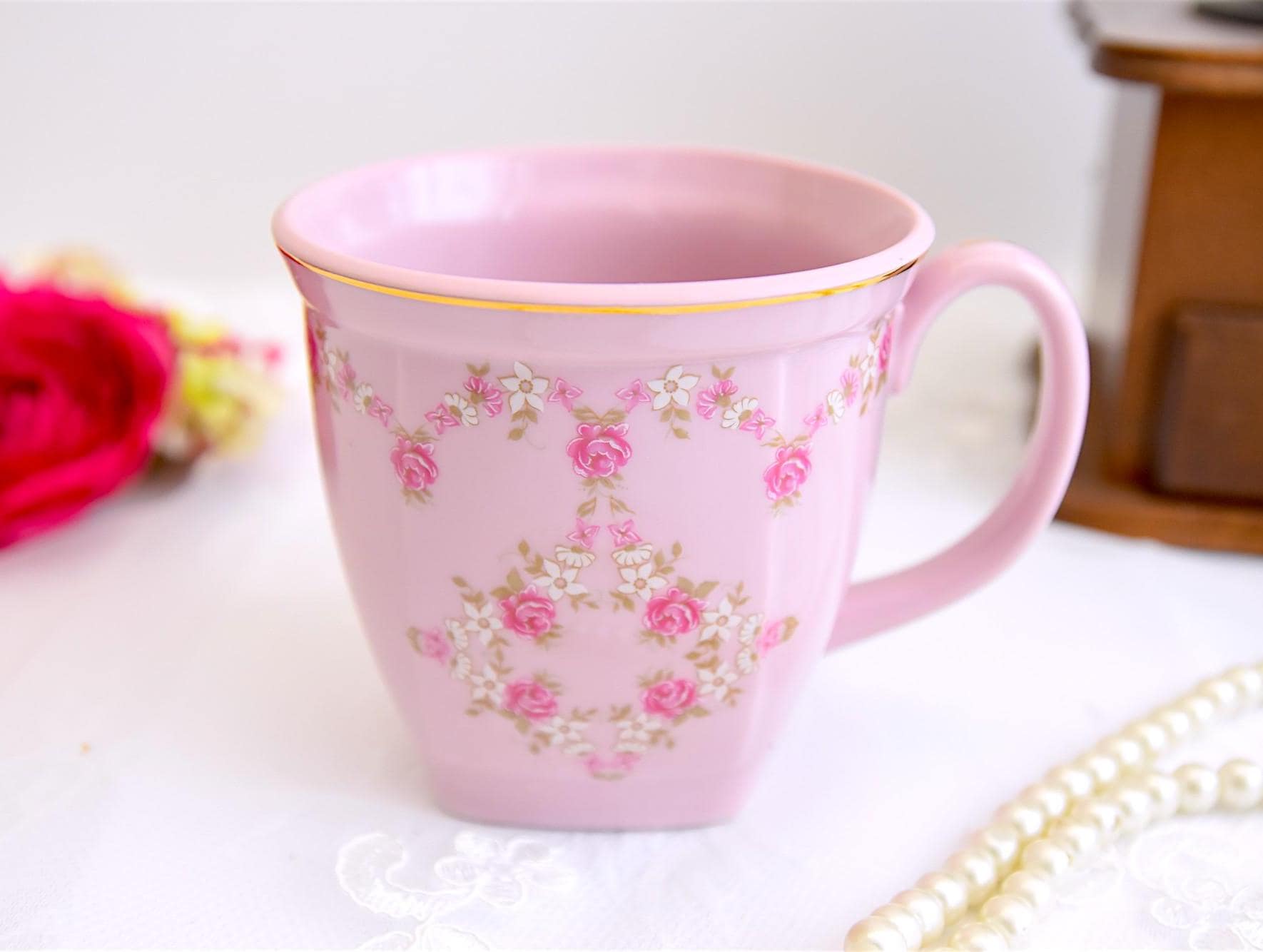 花のガーランドがあしらわれたピンクの磁器マグカップ – 手作業で金箔