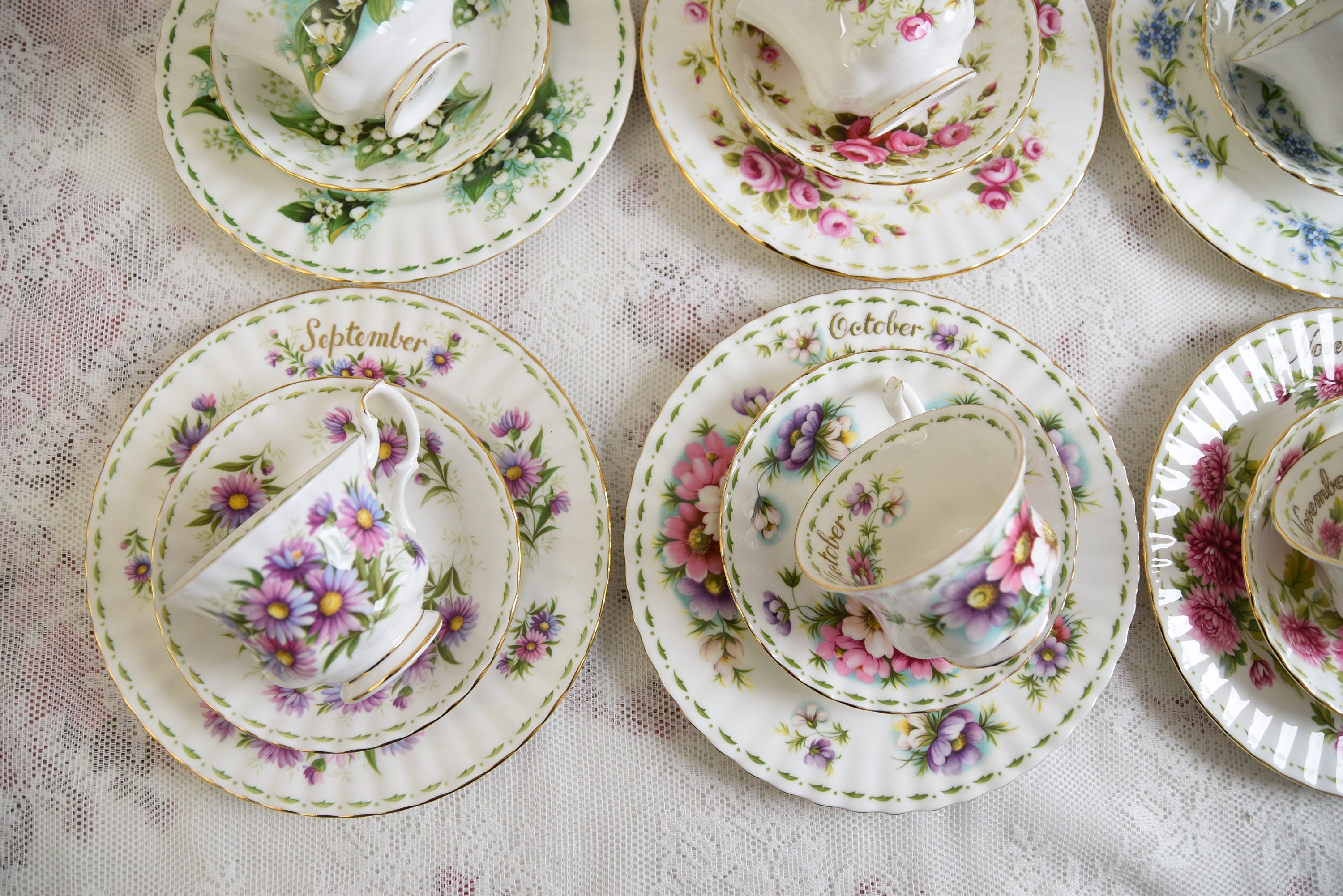 Vintage Royal Albert porcellana 'May' (fiori del mese serie) tazza e  piattino con la piastra laterale (trio) dal 1970 Foto stock - Alamy