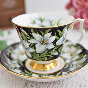 Royal Albert Provincial Blumen Teetasse mit Untertasse, Vintage Bone China weiße Lilien auf Schwarz