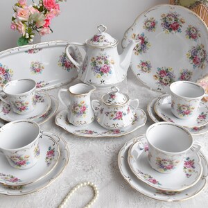 Vintage Chodziez Tee-Set, polnisches Porzellan mit buntem Blumenmuster und Goldrand, 6 Duos plus Kanne und Tablett